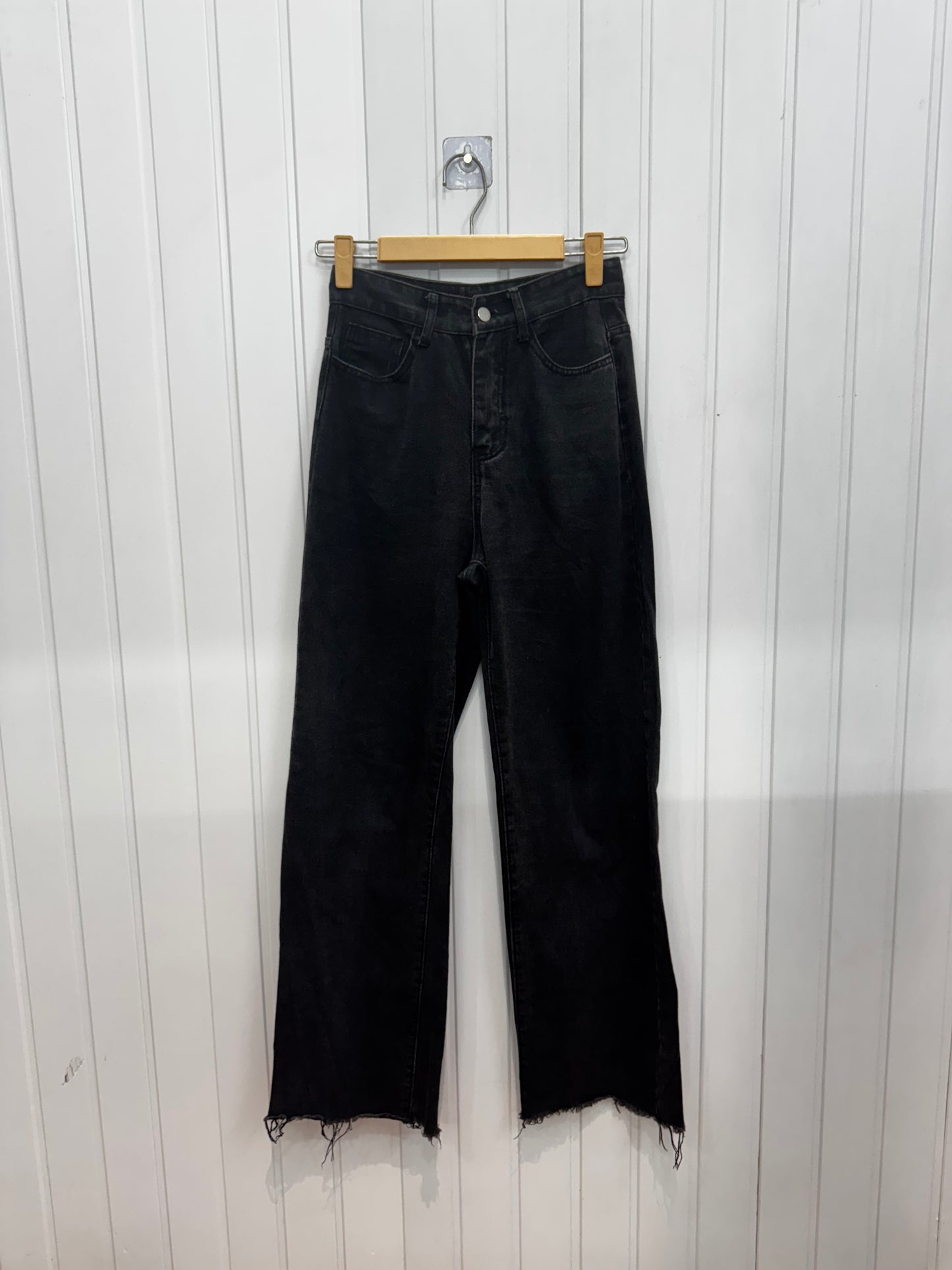 DE74-28 Black Straight Jeans