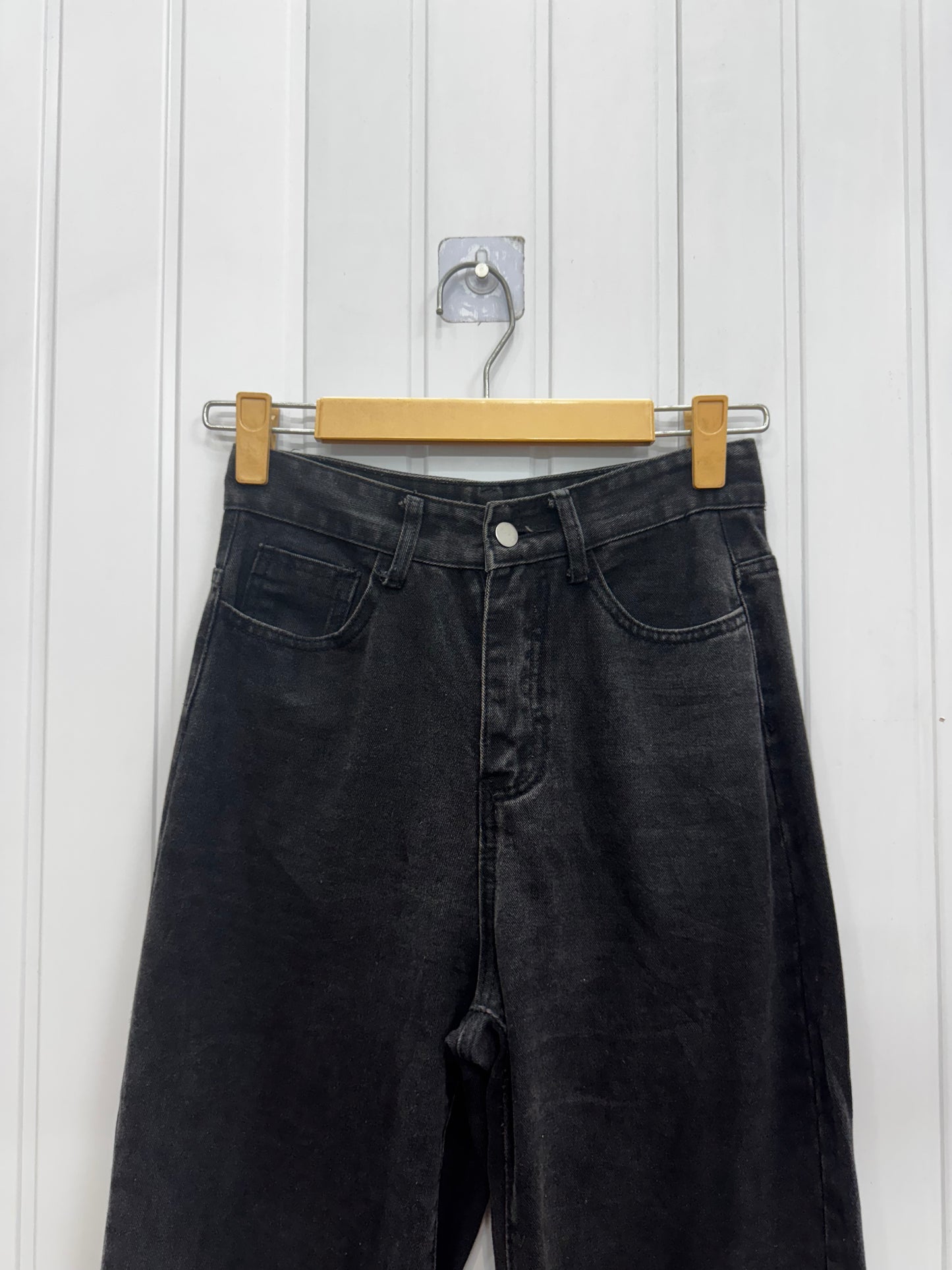 DE74-28 Black Straight Jeans