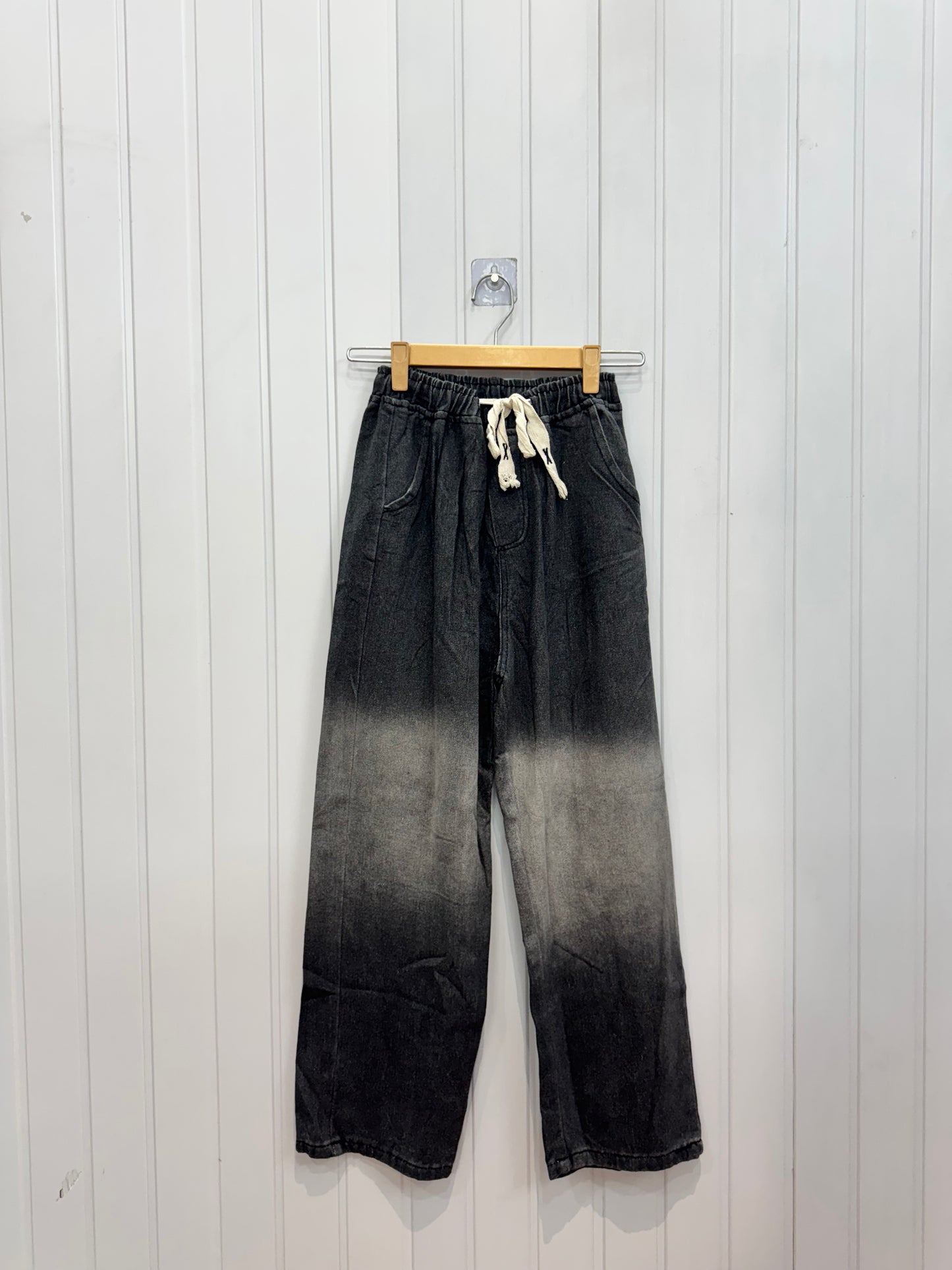 DE918-28-34 Black Jogger Jeans