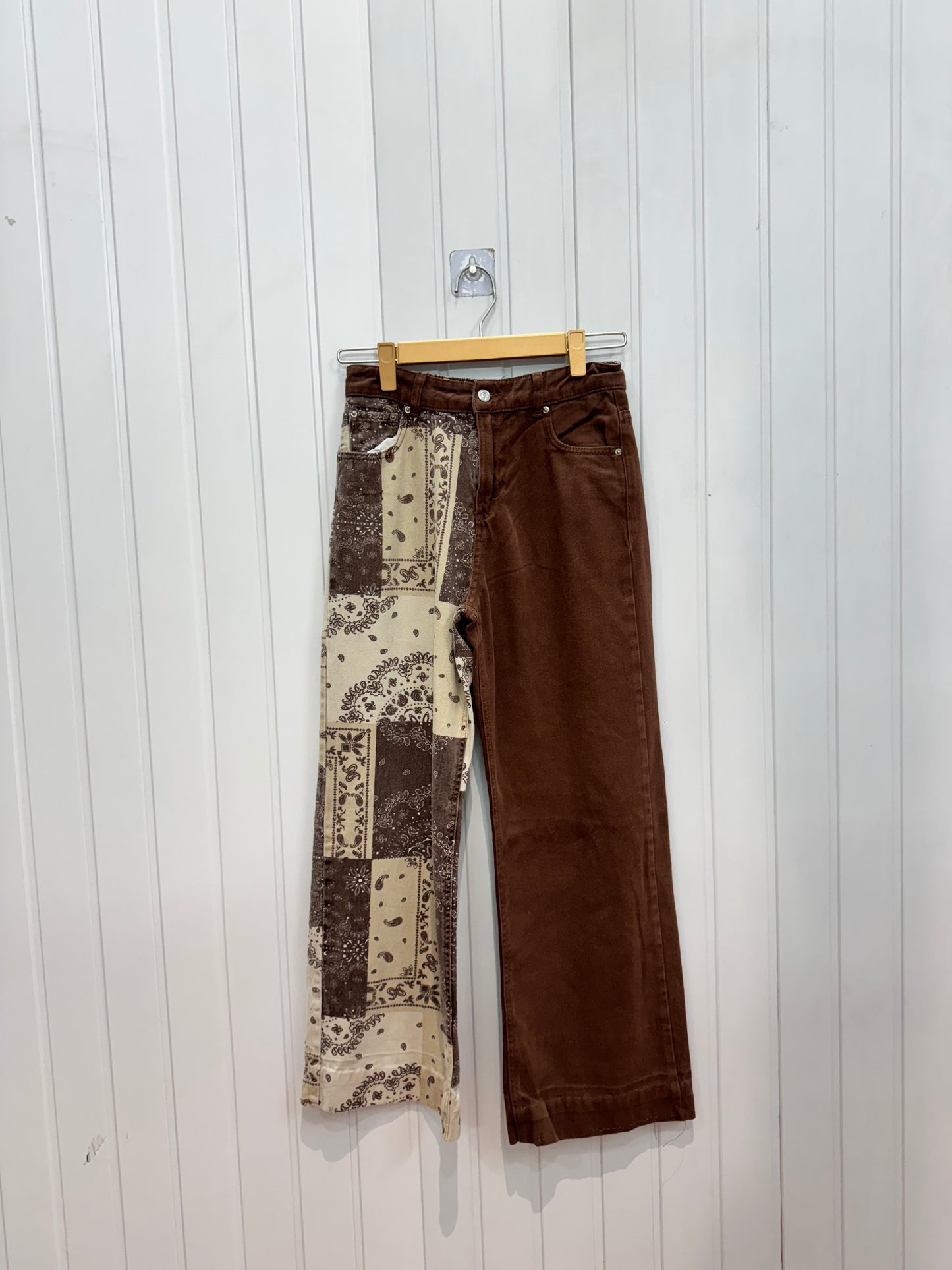 DE136-28 Graphic Jeans