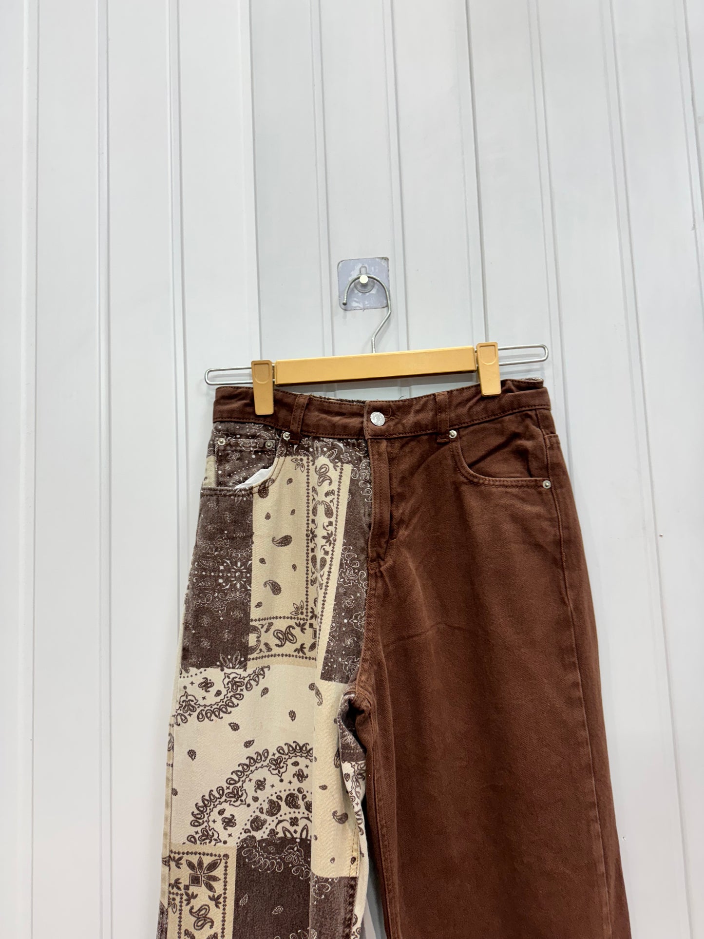 DE136-28 Graphic Jeans
