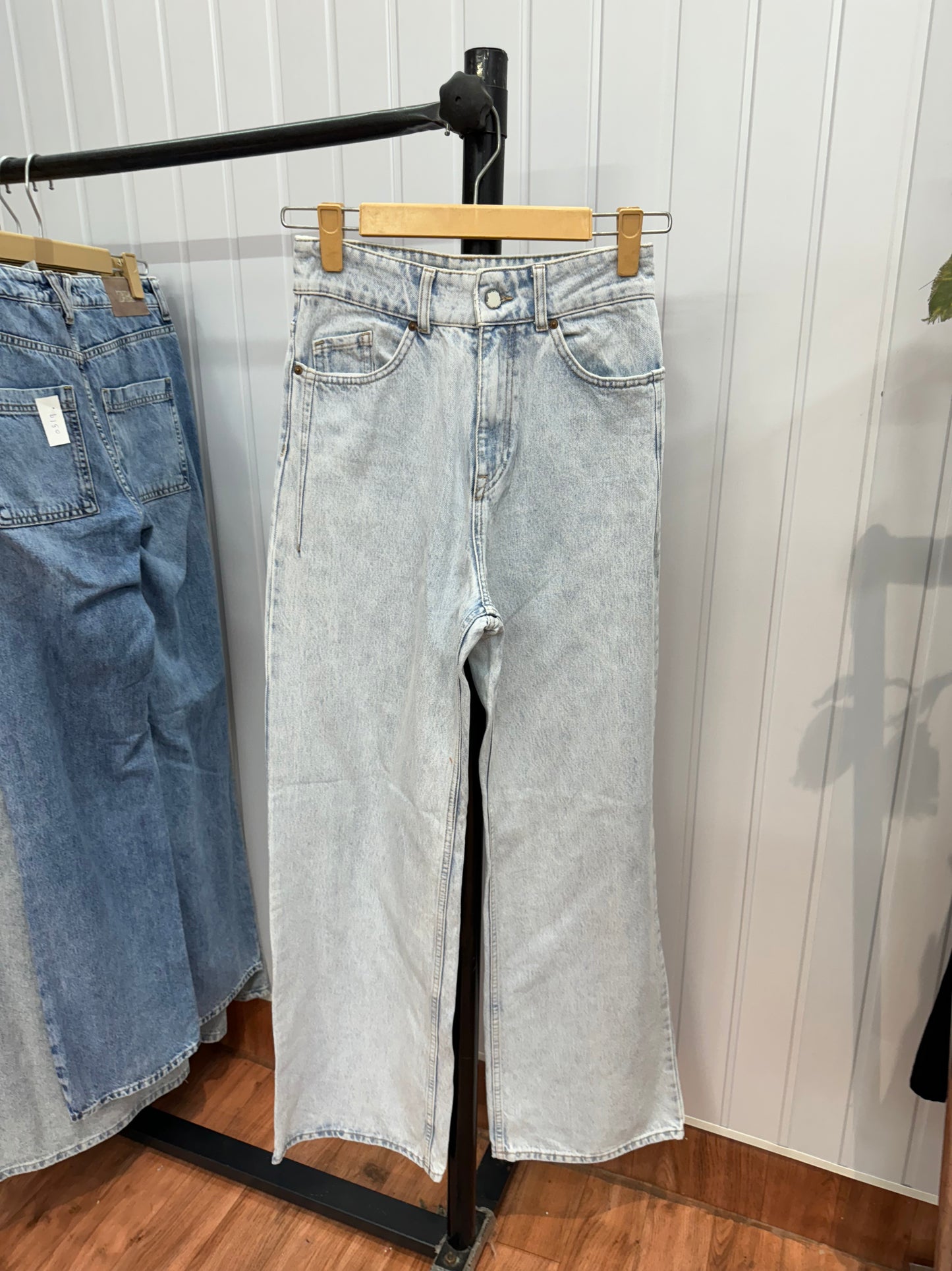 0520-26 Lightwash Wideleg Jeans