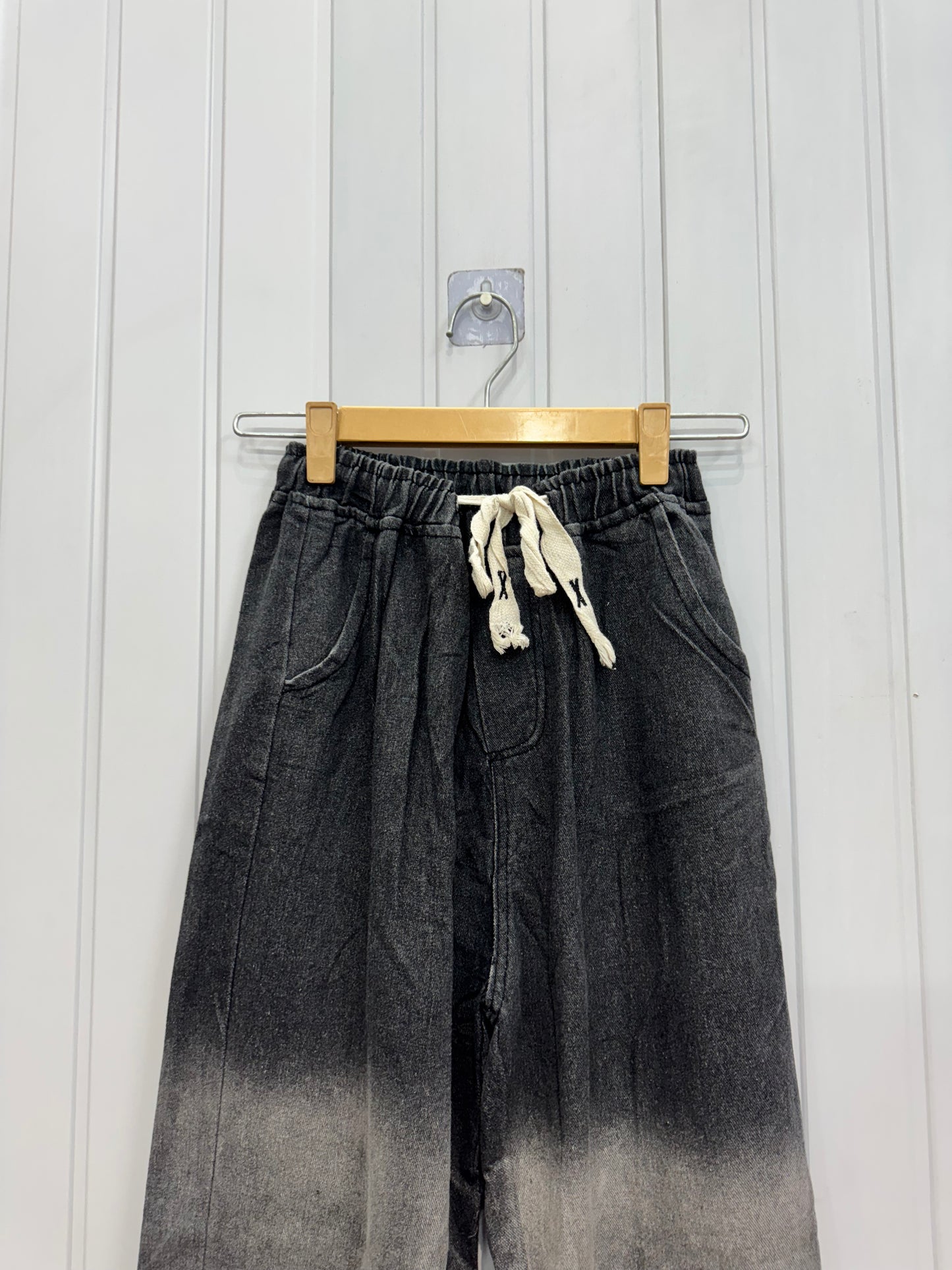 DE918-28-34 Black Jogger Jeans