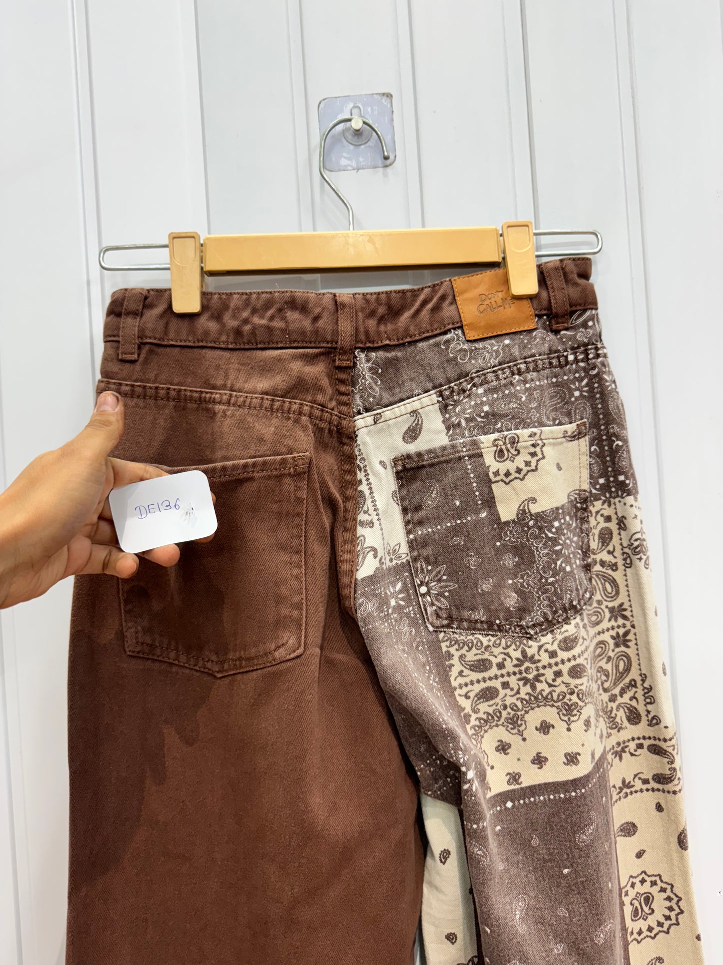 DE136-28 Graphic Jeans