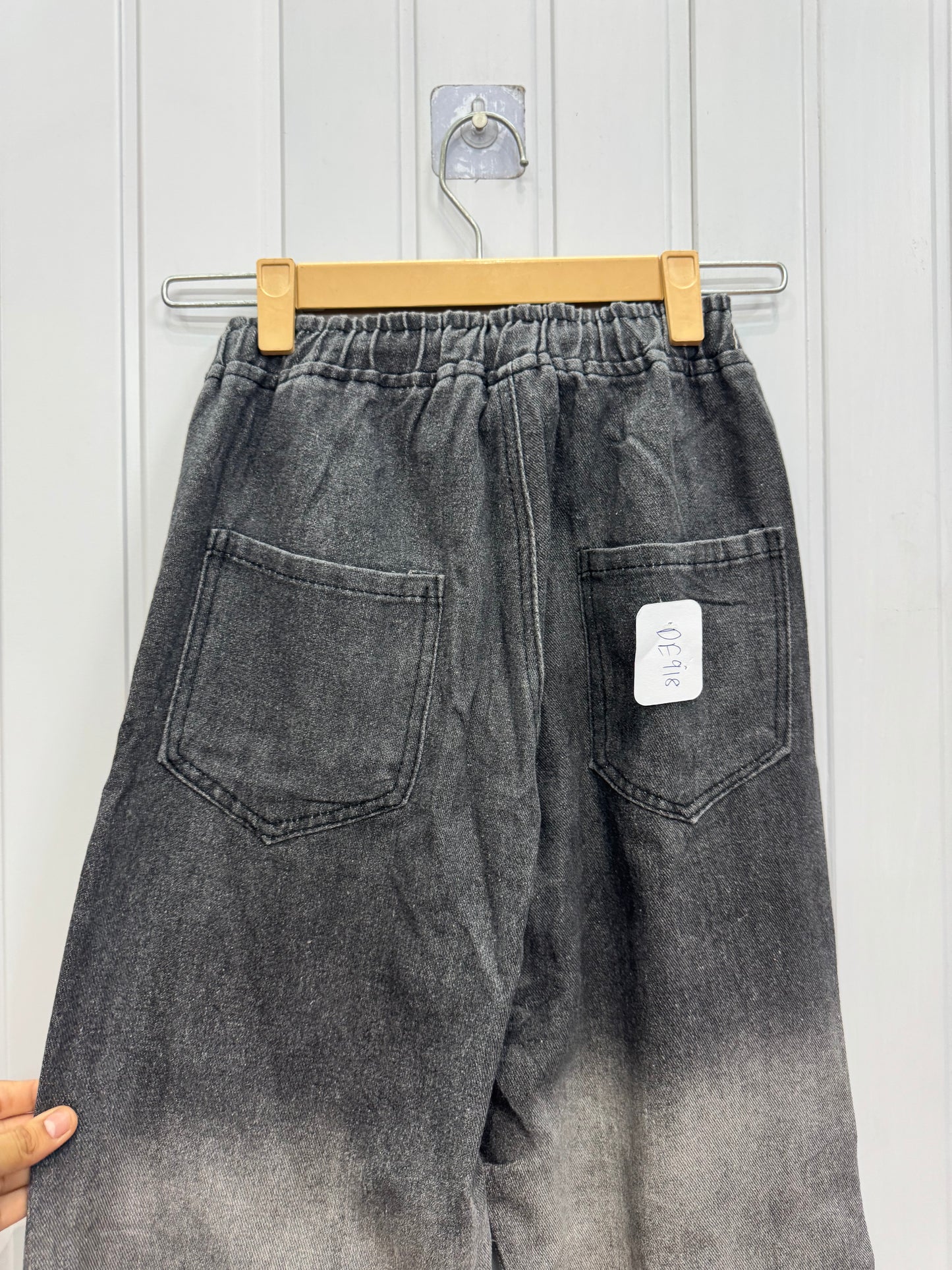 DE918-28-34 Black Jogger Jeans