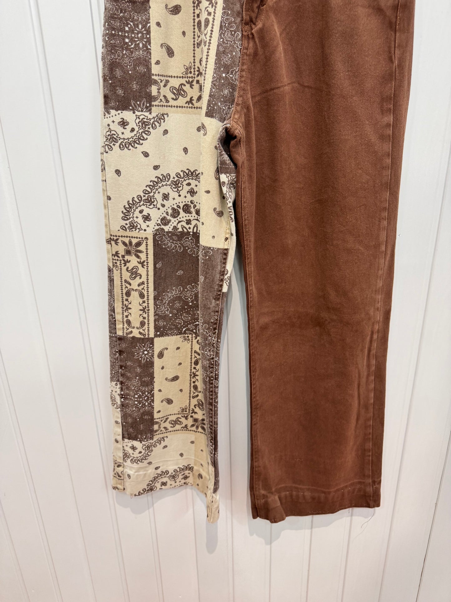 DE136-28 Graphic Jeans