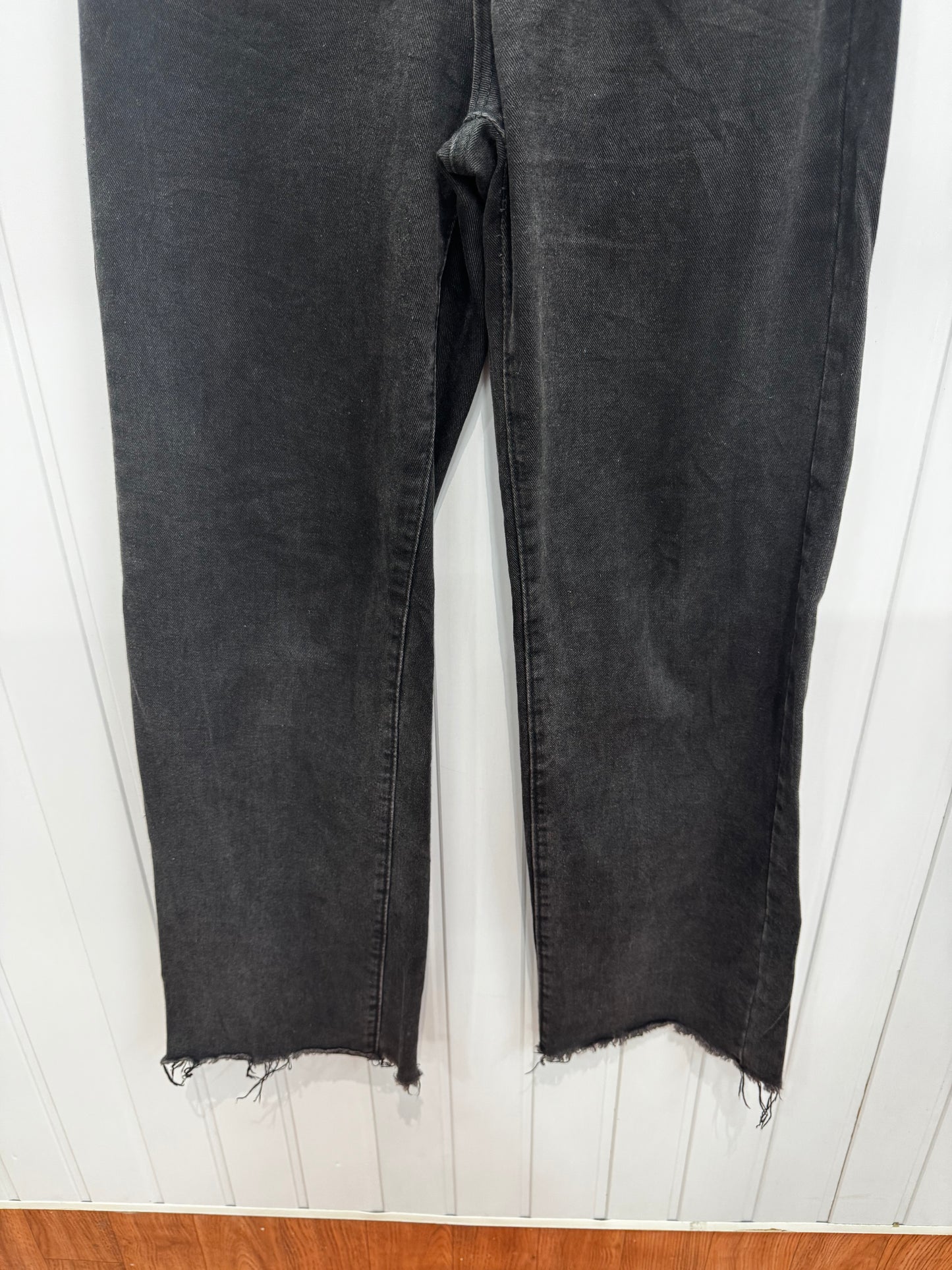 DE74-28 Black Straight Jeans